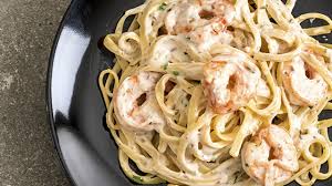 Pasta con marisco en salsa blanca