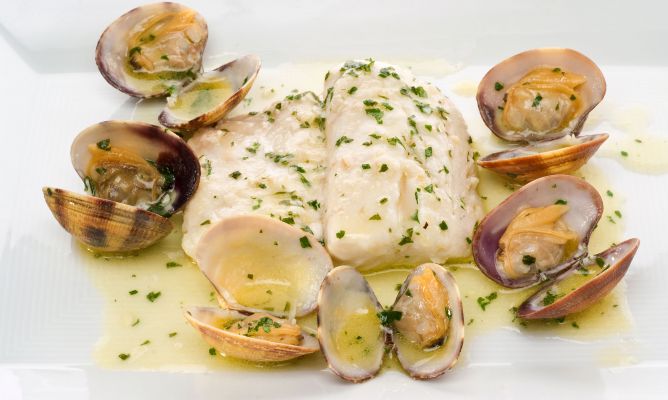 Filete de pescado en salsa con Almejas