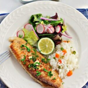Filete de Pescado del Día (8 Oz) con papas y ensalada