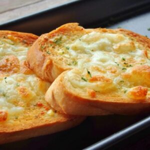 Pan, queso y tomate fresco