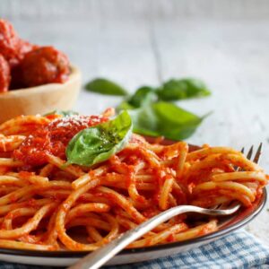 Pasta con Pollo en Salsa Roja