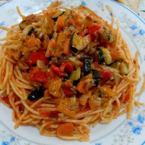 Pasta con Vegetales en Salsa Roja