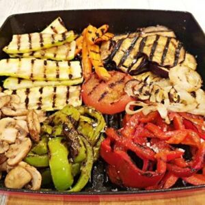 Tabla de vegetales a la plancha con tofu